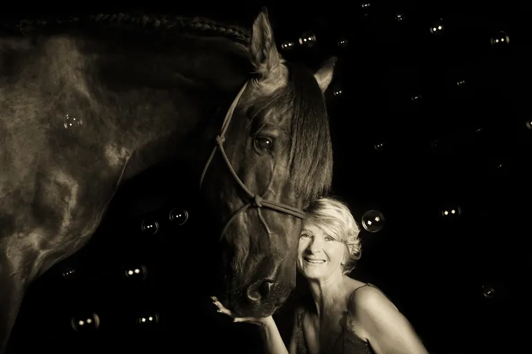 Portrait artistique au Domaine du Valfeeric en Dordogne, moment de complicité avec un cheval dans un cadre authentique