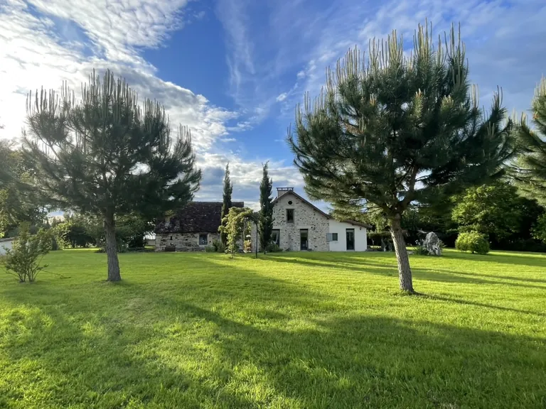 Maison en pierre et grand jardin du Domaine du Valfeeric en Dordogne, cadre naturel et paisible du Périgord